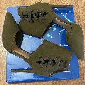 SUEDA GREEN HEELS
WORN ONCE